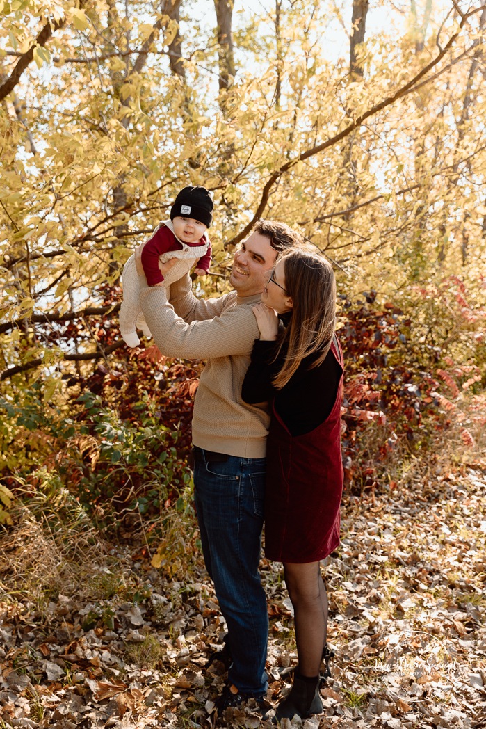 Fall family photos. Colorful fall family session. Mini séance d'automne à Montréal. Photos de famille en automne à Montréal. Montreal fall mini session. Montreal fall family photos.