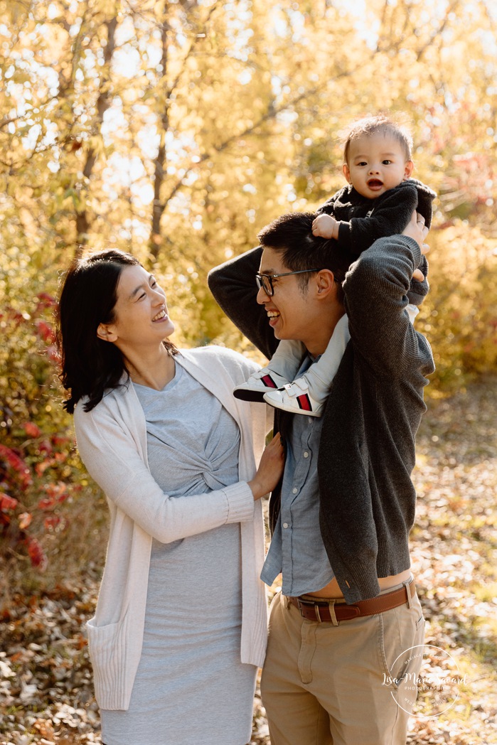 Fall family photos. Colorful fall family session. Mini séance d'automne à Montréal. Photos de famille en automne à Montréal. Montreal fall mini session. Montreal fall family photos.