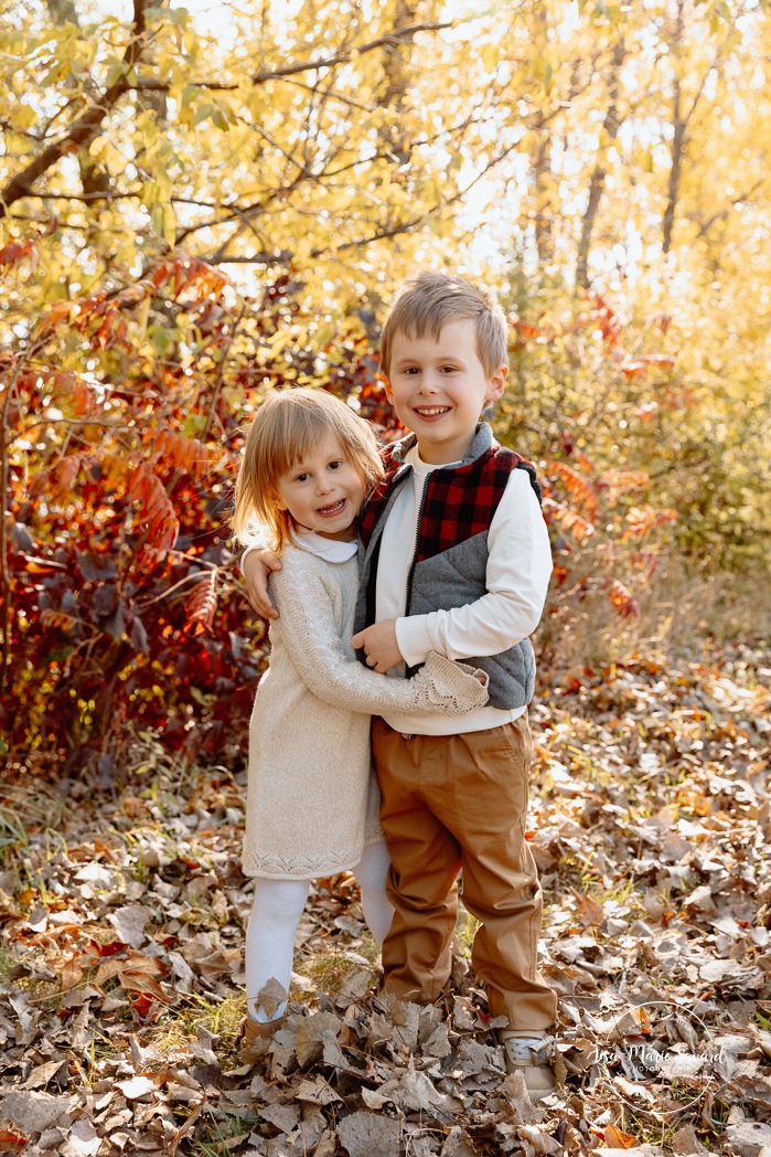 Fall family photos. Colorful fall family session. Mini séance d'automne à Montréal. Photos de famille en automne à Montréal. Montreal fall mini session. Montreal fall family photos.