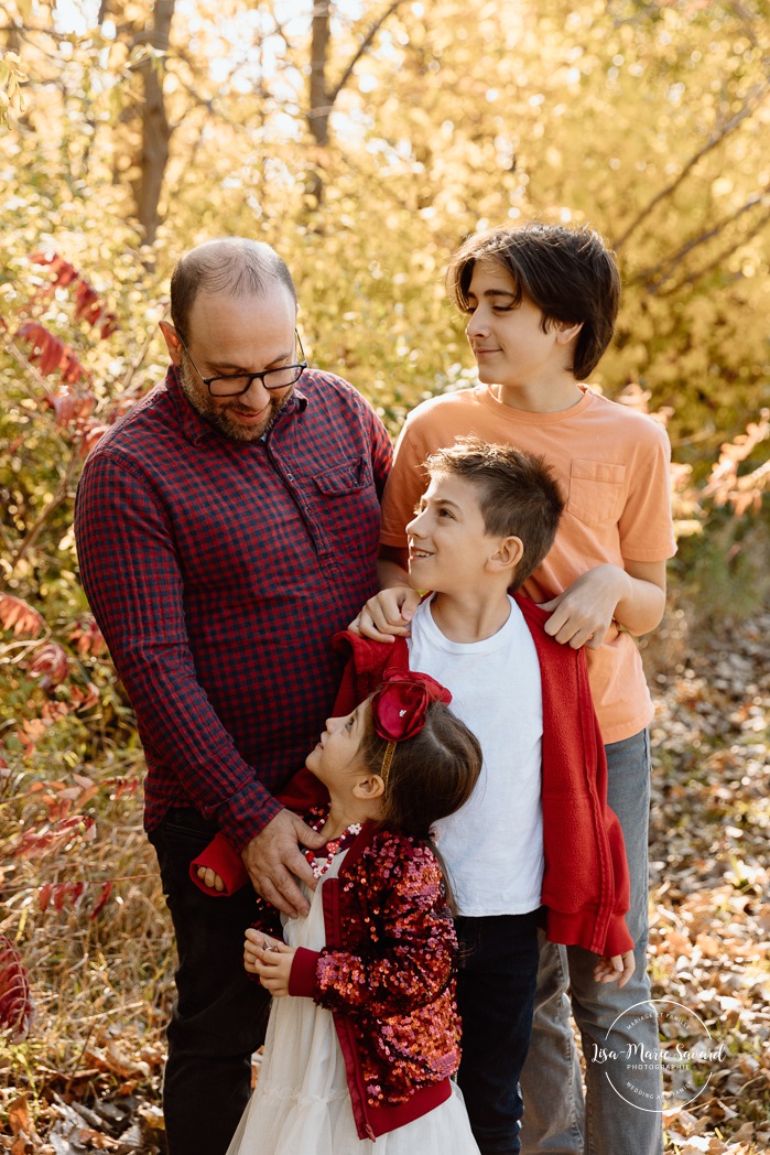 Fall family photos. Colorful fall family session. Mini séance d'automne à Montréal. Photos de famille en automne à Montréal. Montreal fall mini session. Montreal fall family photos.