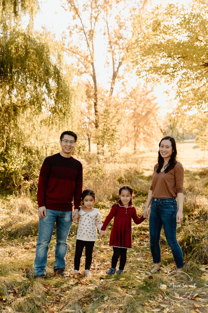 Fall family photos. Colorful fall family session. Mini séance d'automne à Montréal. Photos de famille en automne à Montréal. Montreal fall mini session. Montreal fall family photos.