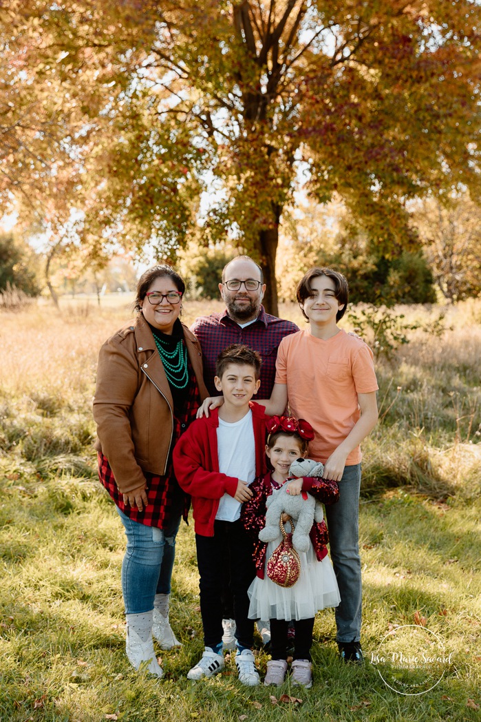 Fall family photos. Colorful fall family session. Mini séance d'automne à Montréal. Photos de famille en automne à Montréal. Montreal fall mini session. Montreal fall family photos.