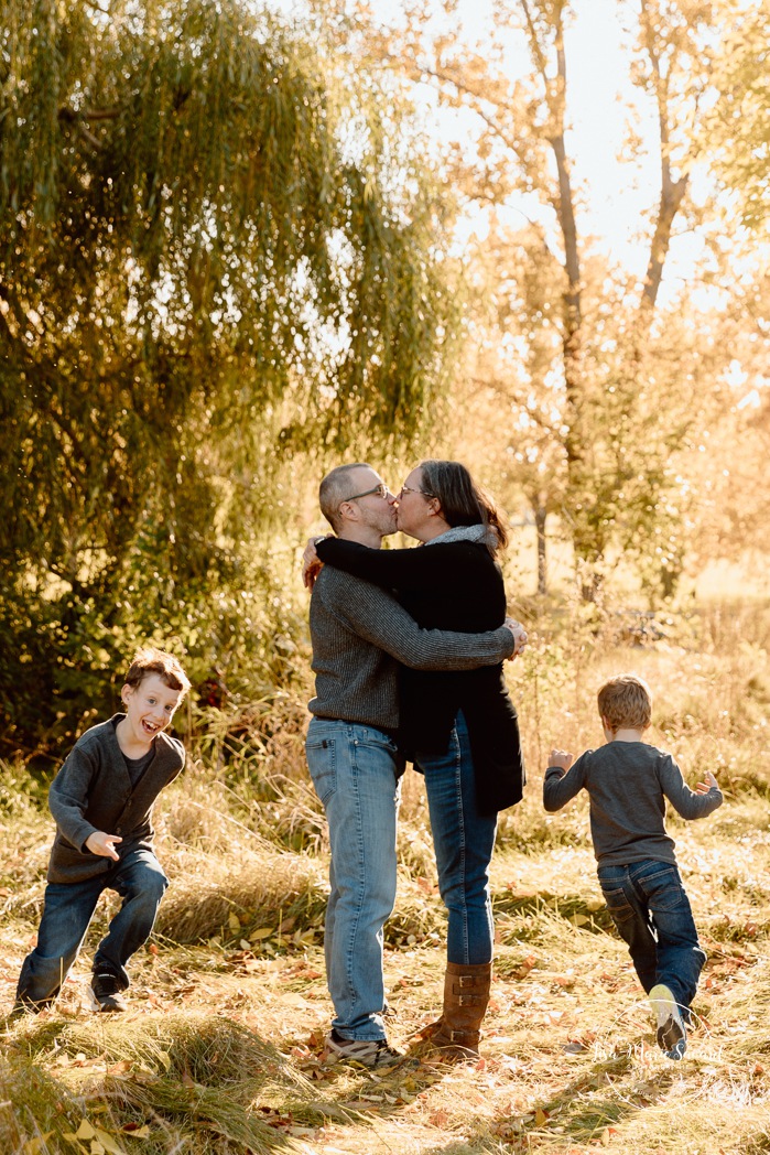 Fall family photos. Colorful fall family session. Mini séance d'automne à Montréal. Photos de famille en automne à Montréal. Montreal fall mini session. Montreal fall family photos.