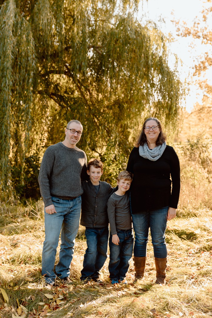 Fall family photos. Colorful fall family session. Mini séance d'automne à Montréal. Photos de famille en automne à Montréal. Montreal fall mini session. Montreal fall family photos.