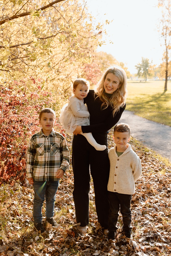 Fall family photos. Colorful fall family session. Mini séance d'automne à Montréal. Photos de famille en automne à Montréal. Montreal fall mini session. Montreal fall family photos.