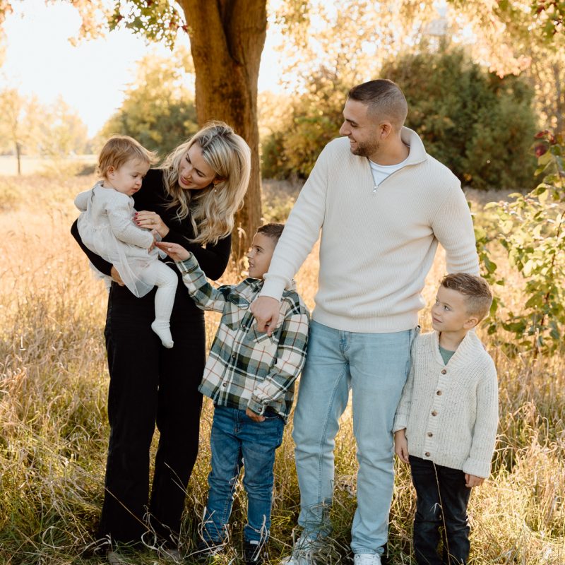 Fall family photos. Colorful fall family session. Mini séance d'automne à Montréal. Photos de famille en automne à Montréal. Montreal fall mini session. Montreal fall family photos.