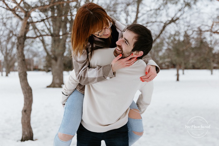 Photographe de couple à Montréal. Séance photo fiançailles Montréal. Photos romantiques Montréal. Montreal engagement photographer. Montreal engagement photoshoot. Montreal engagement photos.