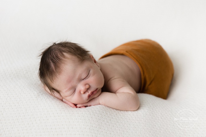 Photographe de nouveau-né à Montréal. Séance photo nouveau-né Montréal. Photos bébé naissant Montréal. Montreal newborn photographer. Montreal newborn photoshoot. Montreal baby photos.