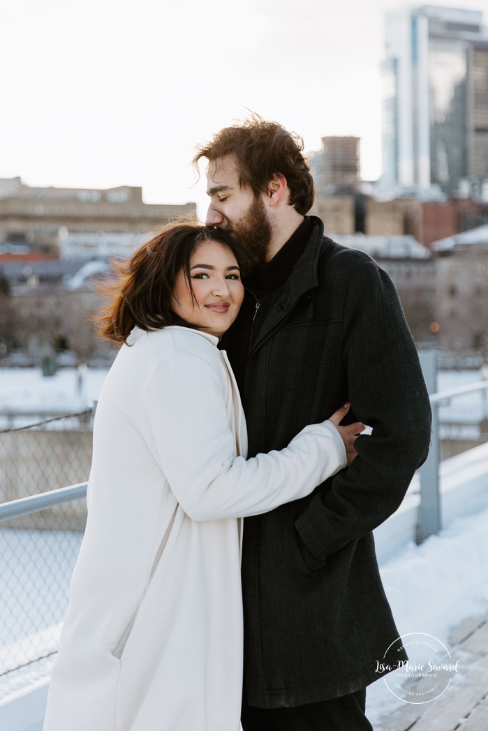 Photographe de couple à Montréal. Séance photo fiançailles Montréal. Photos romantiques Montréal. Montreal engagement photographer. Montreal engagement photoshoot. Montreal engagement photos.