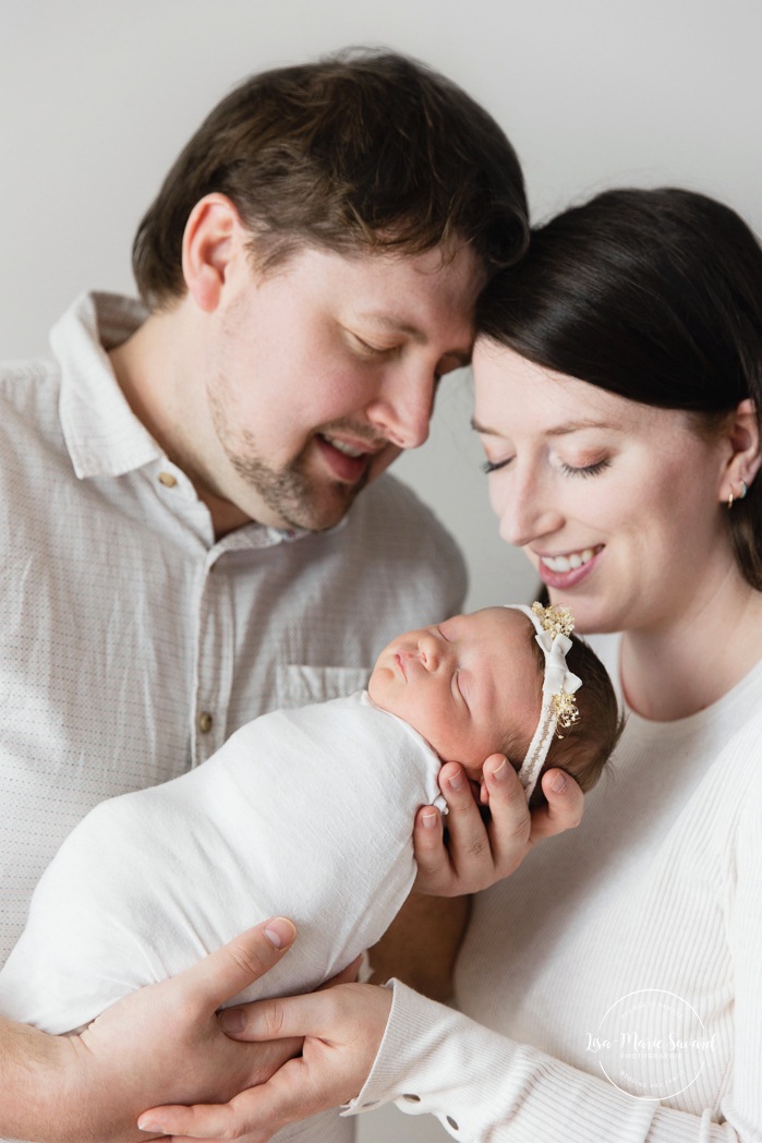 Photographe de nouveau-né à Montréal. Séance photo nouveau-né Montréal. Photos bébé naissant Montréal. Montreal newborn photographer. Montreal newborn photoshoot. Montreal baby photos.