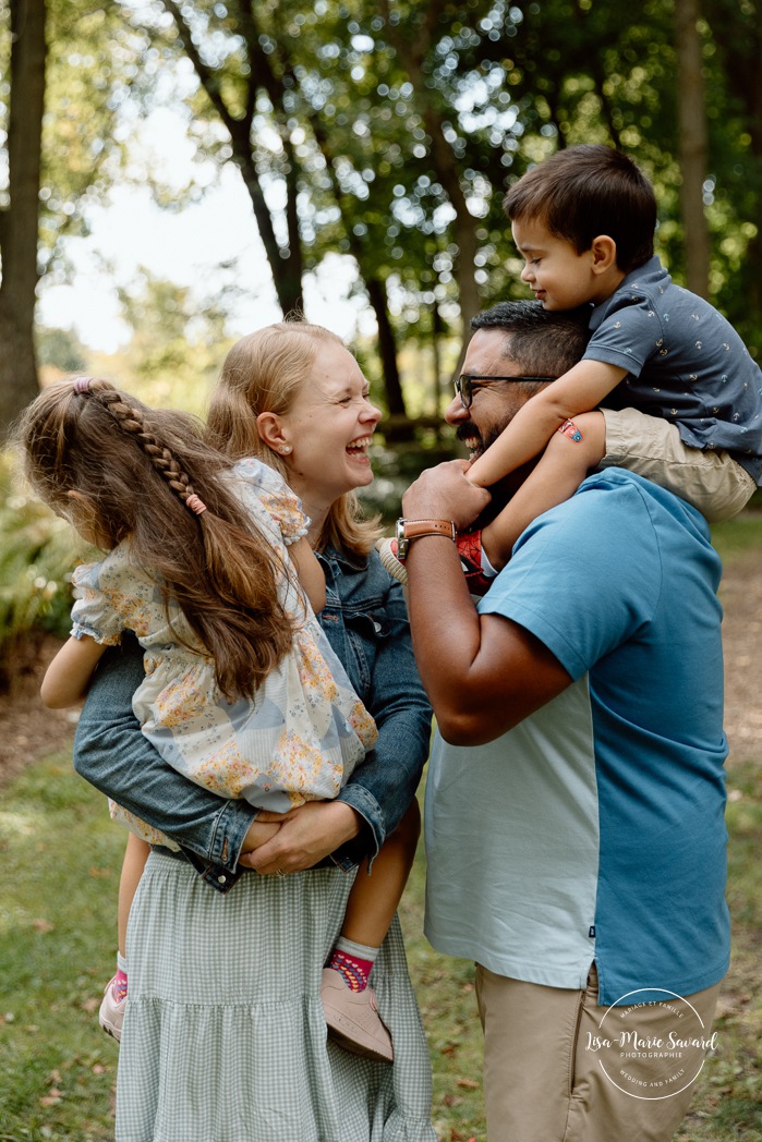 Photographe de famille à Montréal. Séance photo famille Montréal. Photos d'enfants Montréal. Montreal family photographer. Montreal family photoshoot. Montreal family photos.