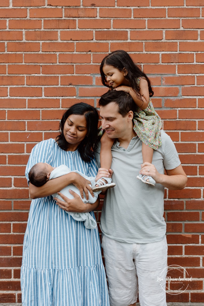 Photographe de nouveau-né à Montréal. Séance photo nouveau-né Montréal. Photos bébé naissant Montréal. Montreal newborn photographer. Montreal newborn photoshoot. Montreal baby photos.