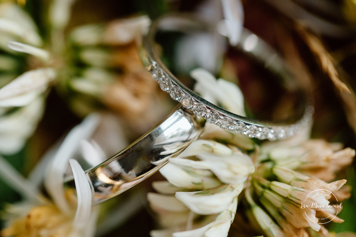 Bridal flat lay. Wedding flat lay. Mariage au Baluchon Éco-Villégiature. Auberge Le Baluchon. Photographe mariage Trois-Rivières.