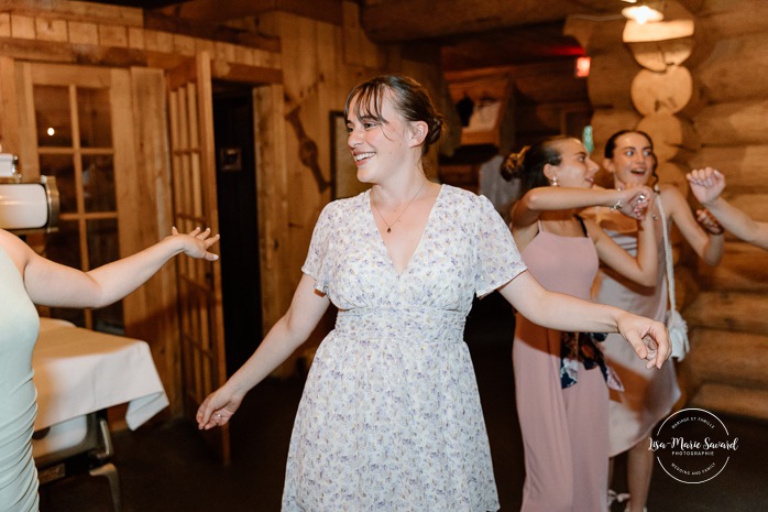 Sugar shack wedding photos. Sugar shack wedding reception. Mariage dans une cabane à sucre. Mariage au Baluchon Éco-Villégiature. Auberge Le Baluchon. Photographe mariage Trois-Rivières.