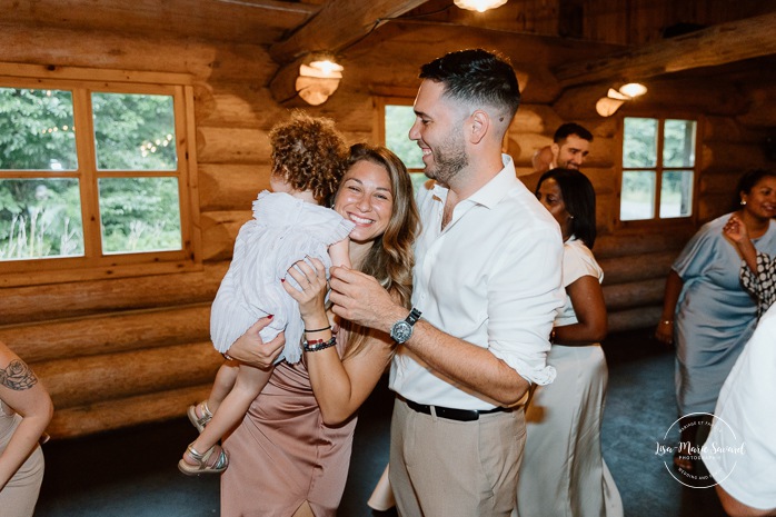 Sugar shack wedding photos. Sugar shack wedding reception. Mariage dans une cabane à sucre. Mariage au Baluchon Éco-Villégiature. Auberge Le Baluchon. Photographe mariage Trois-Rivières.