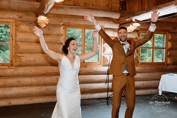 Sugar shack wedding photos. Sugar shack wedding reception. Mariage dans une cabane à sucre. Mariage au Baluchon Éco-Villégiature. Auberge Le Baluchon. Photographe mariage Trois-Rivières.