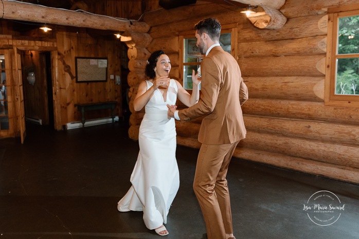 Sugar shack wedding photos. Sugar shack wedding reception. Mariage dans une cabane à sucre. Mariage au Baluchon Éco-Villégiature. Auberge Le Baluchon. Photographe mariage Trois-Rivières.