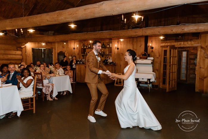 Sugar shack wedding photos. Sugar shack wedding reception. Mariage dans une cabane à sucre. Mariage au Baluchon Éco-Villégiature. Auberge Le Baluchon. Photographe mariage Trois-Rivières.