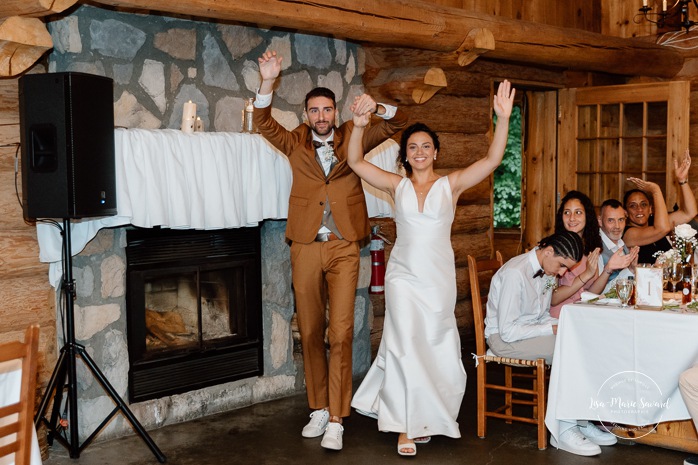 Sugar shack wedding photos. Sugar shack wedding reception. Mariage dans une cabane à sucre. Mariage au Baluchon Éco-Villégiature. Auberge Le Baluchon. Photographe mariage Trois-Rivières.