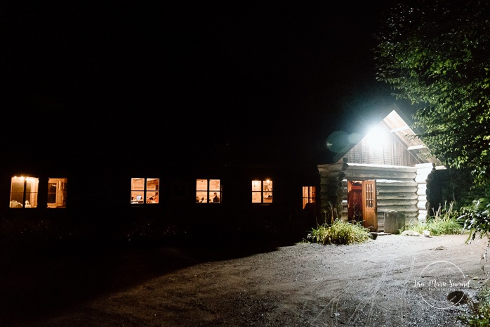 Sugar shack wedding photos. Sugar shack wedding reception. Mariage dans une cabane à sucre. Mariage au Baluchon Éco-Villégiature. Auberge Le Baluchon. Photographe mariage Trois-Rivières.