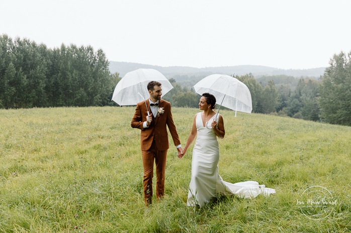 Rainy wedding photos. Wedding photos with umbrellas. Biracial wedding photos. Multicultural wedding photos. Mariage au Baluchon Éco-Villégiature. Auberge Le Baluchon. Photographe mariage Trois-Rivières.