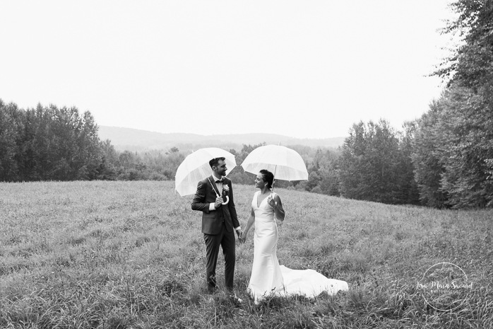 Rainy wedding photos. Wedding photos with umbrellas. Biracial wedding photos. Multicultural wedding photos. Mariage au Baluchon Éco-Villégiature. Auberge Le Baluchon. Photographe mariage Trois-Rivières.