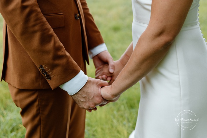 Romantic wedding photos. Rustic wedding photos. Biracial wedding photos. Multicultural wedding photos. Mariage au Baluchon Éco-Villégiature. Auberge Le Baluchon. Photographe mariage Trois-Rivières.