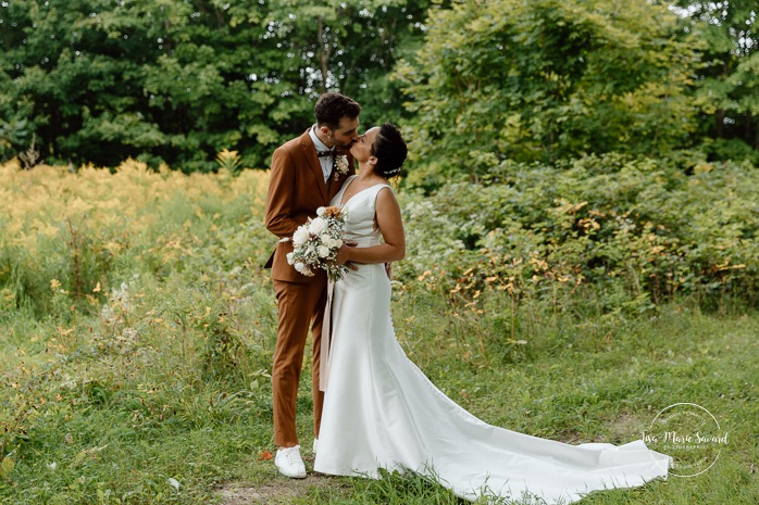 Romantic wedding photos. Rustic wedding photos. Biracial wedding photos. Multicultural wedding photos. Mariage au Baluchon Éco-Villégiature. Auberge Le Baluchon. Photographe mariage Trois-Rivières.