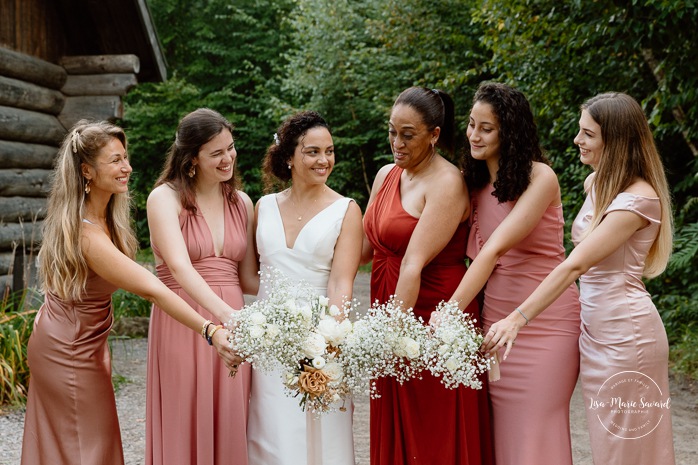 Forest wedding family photos. Sugar shack wedding photos. Mariage au Baluchon Éco-Villégiature. Auberge Le Baluchon. Photographe mariage Trois-Rivières.