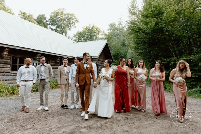 Forest wedding family photos. Sugar shack wedding photos. Mariage au Baluchon Éco-Villégiature. Auberge Le Baluchon. Photographe mariage Trois-Rivières.