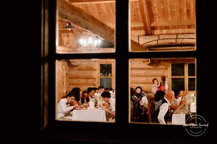 Sugar shack wedding photos. Sugar shack wedding reception. Mariage dans une cabane à sucre. Mariage au Baluchon Éco-Villégiature. Auberge Le Baluchon. Photographe mariage Trois-Rivières.