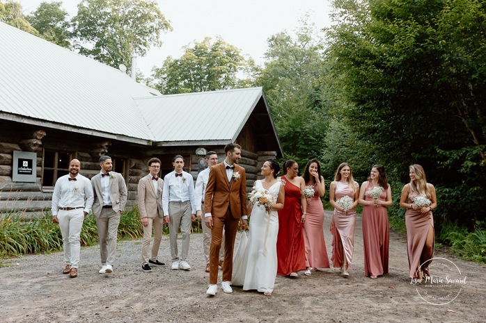 Forest wedding family photos. Sugar shack wedding photos. Mariage au Baluchon Éco-Villégiature. Auberge Le Baluchon. Photographe mariage Trois-Rivières.