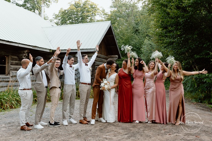 Forest wedding family photos. Sugar shack wedding photos. Mariage au Baluchon Éco-Villégiature. Auberge Le Baluchon. Photographe mariage Trois-Rivières.