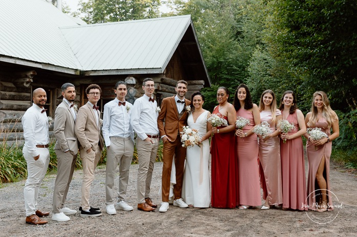 Forest wedding family photos. Sugar shack wedding photos. Mariage au Baluchon Éco-Villégiature. Auberge Le Baluchon. Photographe mariage Trois-Rivières.