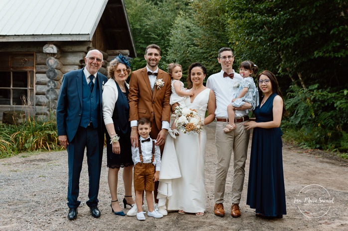 Forest wedding family photos. Sugar shack wedding photos. Mariage au Baluchon Éco-Villégiature. Auberge Le Baluchon. Photographe mariage Trois-Rivières.