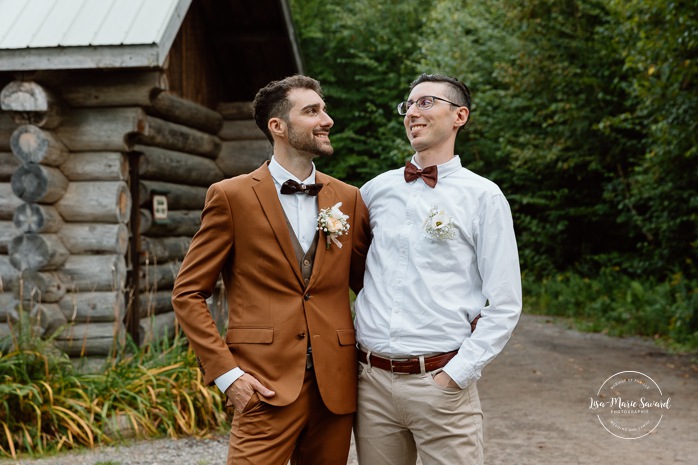 Forest wedding family photos. Sugar shack wedding photos. Mariage au Baluchon Éco-Villégiature. Auberge Le Baluchon. Photographe mariage Trois-Rivières.