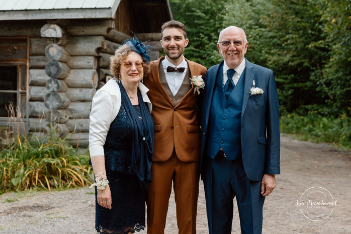 Forest wedding family photos. Sugar shack wedding photos. Mariage au Baluchon Éco-Villégiature. Auberge Le Baluchon. Photographe mariage Trois-Rivières.