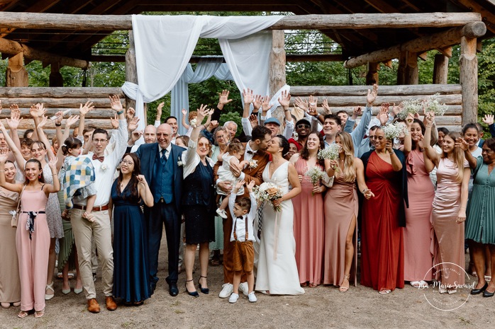 Wedding group photo with every guest. Forest wedding ceremony. Outdoor wedding ceremony. Mariage au Baluchon Éco-Villégiature. Auberge Le Baluchon. Photographe mariage Trois-Rivières.