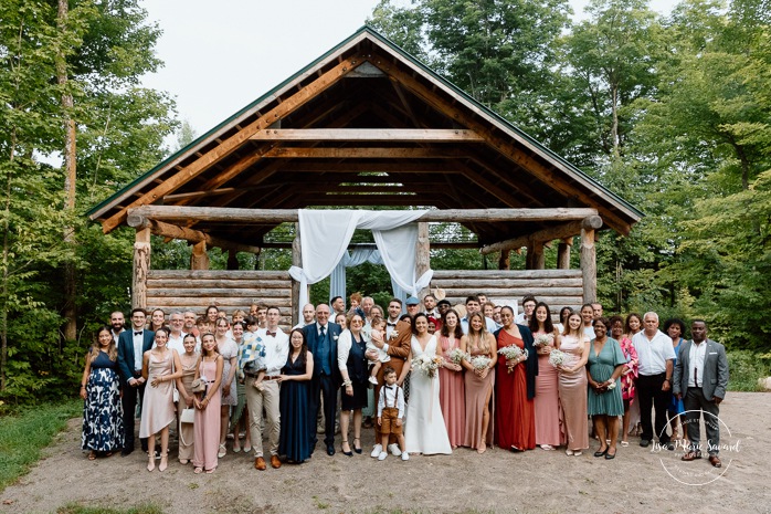 Wedding group photo with every guest. Forest wedding ceremony. Outdoor wedding ceremony. Mariage au Baluchon Éco-Villégiature. Auberge Le Baluchon. Photographe mariage Trois-Rivières.