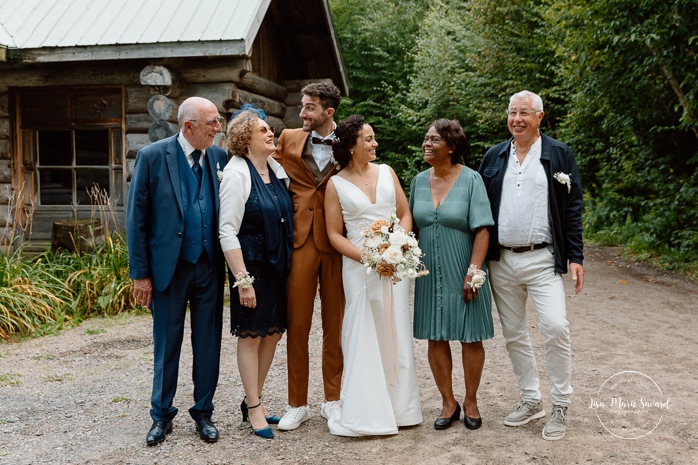 Forest wedding family photos. Sugar shack wedding photos. Mariage au Baluchon Éco-Villégiature. Auberge Le Baluchon. Photographe mariage Trois-Rivières.