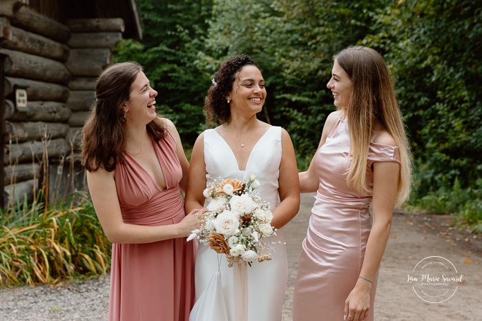 Forest wedding family photos. Sugar shack wedding photos. Mariage au Baluchon Éco-Villégiature. Auberge Le Baluchon. Photographe mariage Trois-Rivières.