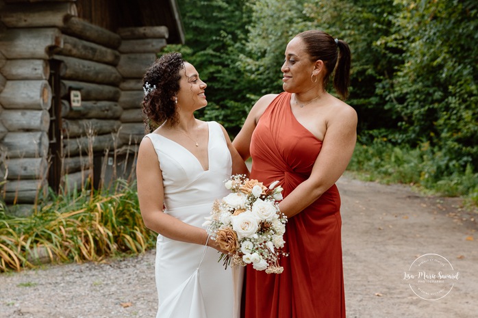 Forest wedding family photos. Sugar shack wedding photos. Mariage au Baluchon Éco-Villégiature. Auberge Le Baluchon. Photographe mariage Trois-Rivières.