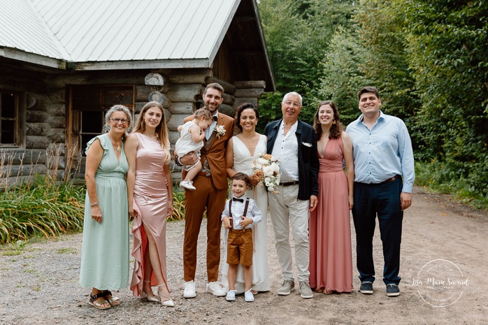 Forest wedding family photos. Sugar shack wedding photos. Mariage au Baluchon Éco-Villégiature. Auberge Le Baluchon. Photographe mariage Trois-Rivières.