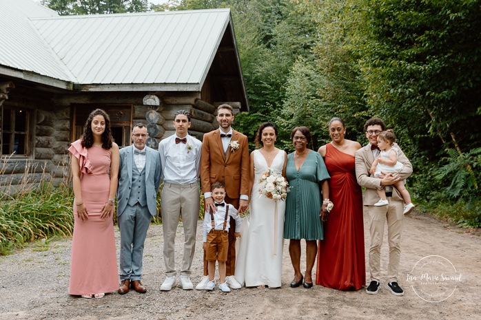 Forest wedding family photos. Sugar shack wedding photos. Mariage au Baluchon Éco-Villégiature. Auberge Le Baluchon. Photographe mariage Trois-Rivières.