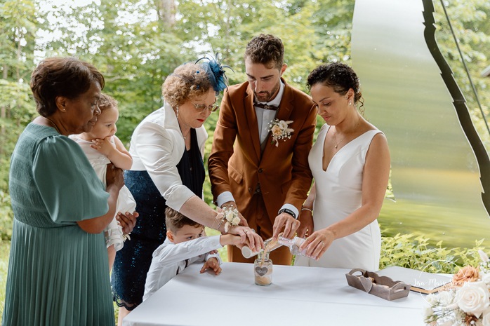 Forest wedding ceremony. Outdoor wedding ceremony. Mariage au Baluchon Éco-Villégiature. Auberge Le Baluchon. Photographe mariage Trois-Rivières.