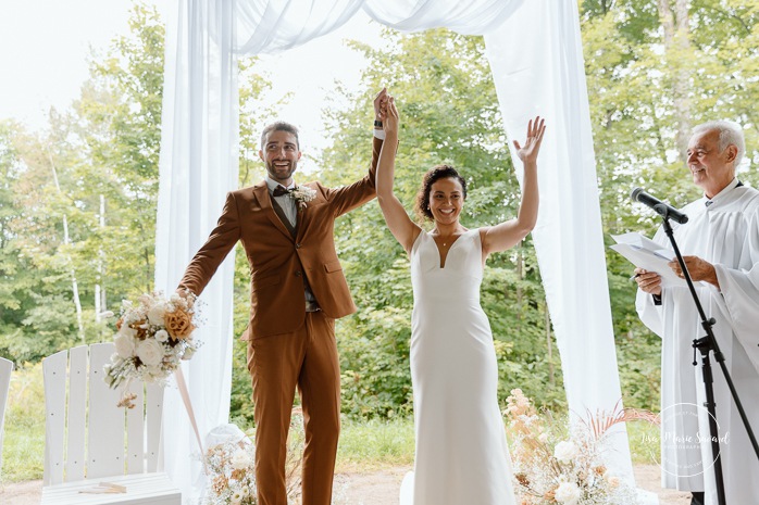 Forest wedding ceremony. Outdoor wedding ceremony. Mariage au Baluchon Éco-Villégiature. Auberge Le Baluchon. Photographe mariage Trois-Rivières.