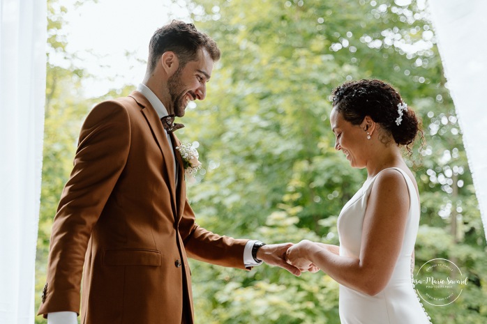 Forest wedding ceremony. Outdoor wedding ceremony. Mariage au Baluchon Éco-Villégiature. Auberge Le Baluchon. Photographe mariage Trois-Rivières.