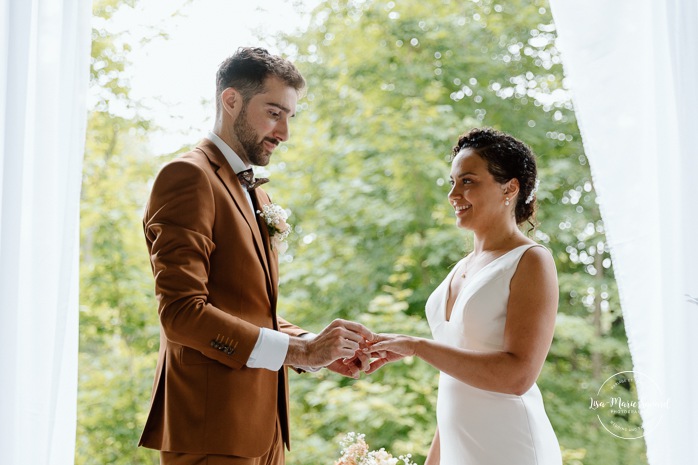 Forest wedding ceremony. Outdoor wedding ceremony. Mariage au Baluchon Éco-Villégiature. Auberge Le Baluchon. Photographe mariage Trois-Rivières.