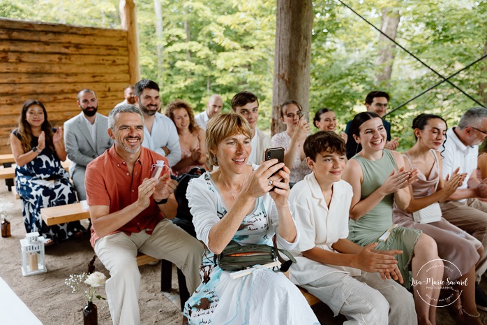 Forest wedding ceremony. Outdoor wedding ceremony. Mariage au Baluchon Éco-Villégiature. Auberge Le Baluchon. Photographe mariage Trois-Rivières.