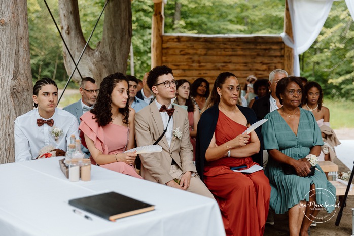 Forest wedding ceremony. Outdoor wedding ceremony. Mariage au Baluchon Éco-Villégiature. Auberge Le Baluchon. Photographe mariage Trois-Rivières.